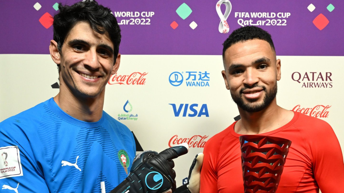 Yassine Bounou gives his FIFA World Cup Qatar 2022 ‘Player of the Match’ award to Youssef En-Nesyri