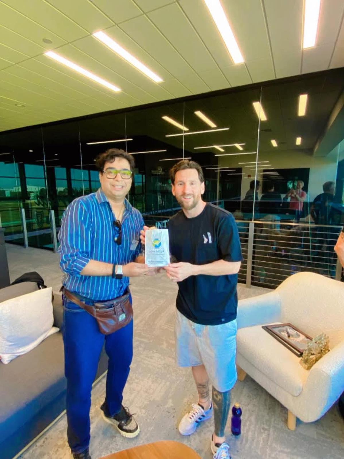 Lionel Messi com o organizador-chefe da turnê GOAT, Satadru Dutta. Lionel Messi com o organizador-chefe da turnê GOAT, Satadru Dutta.
