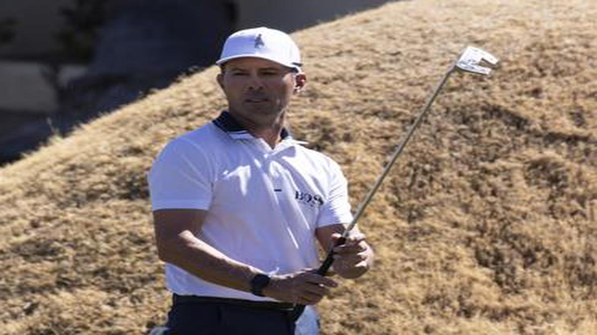 Mike Weir leads by 2 at Cologuard Classic, Mickelson 9 back