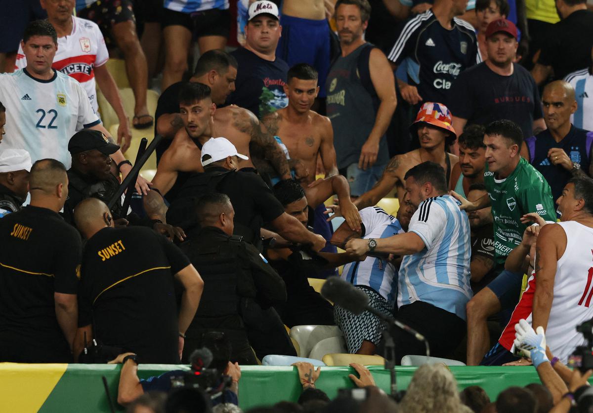 Argentina hand Brazil third straight loss after crowd trouble at Maracana