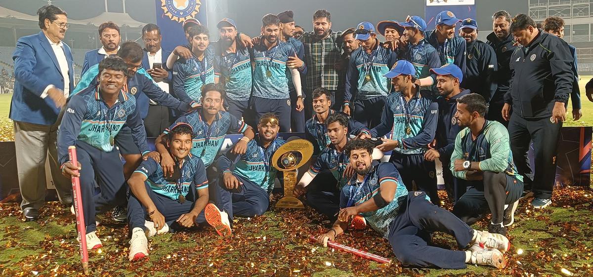 Os jogadores de Jharkhand comemoram a conquista do Troféu Syed Mushtaq Ali, o primeiro do Estadual, vencendo o Haryana na final. Os jogadores de Jharkhand comemoram a conquista do Troféu Syed Mushtaq Ali, o primeiro do Estadual, vencendo o Haryana na final.