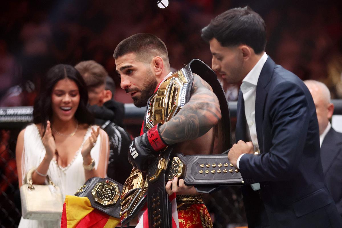 Ilia Toruria recebe um cinto de título leve depois de matar Charles Oliveira, do Brasil, na primeira rodada durante o UFC 317 na T-Mobile Arena em 28 de junho de 2025 em Las Vegas, Nevada. Ian Maule / Getty Images / AFP (foto de Ian Maule / Getty Images America / Getty Images via AFP) Ilia Toruria recebe um cinto de título leve depois de matar Charles Oliveira, do Brasil, na primeira rodada durante o UFC 317 na T-Mobile Arena em 28 de junho de 2025 em Las Vegas, Nevada. Ian Maule / Getty Images / AFP (foto de Ian Maule / Getty Images America / Getty Images via AFP)