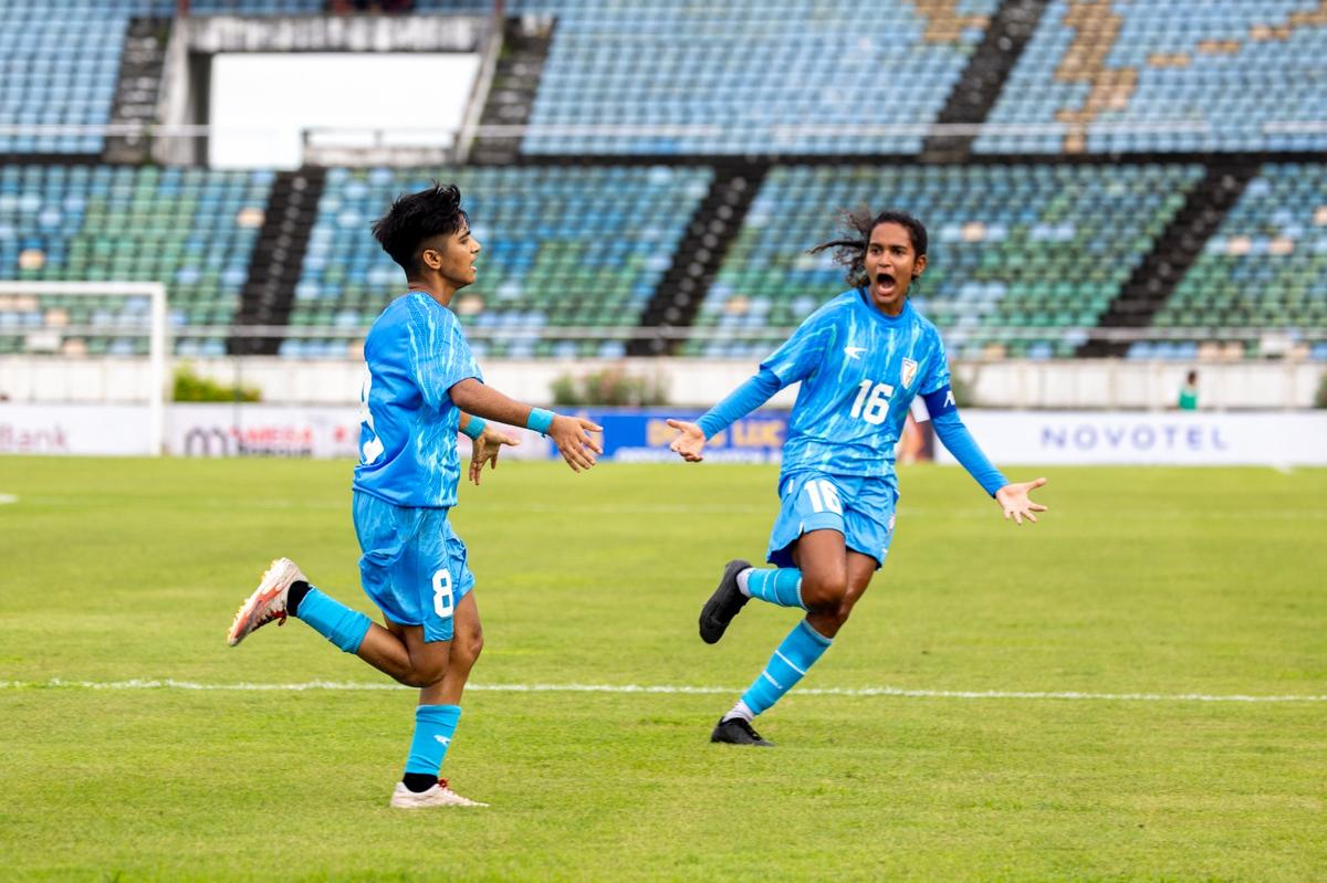 Pooja (L) a Shubhangi Singh z futbalového tímu žien v Indii oslavujú po strelení gólu. 