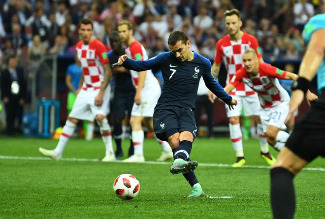 Antoine Griezmann de Francia marca su segundo gol desde el punto de penalti contra Croacia en la Copa Mundial de la FIFA.