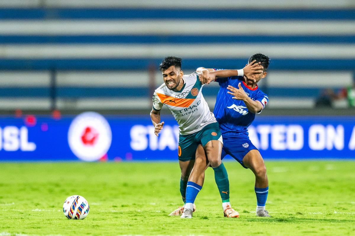 Brandon Fernandes (vľavo) bude chýbať v akcii pre mesto Bombaj. 