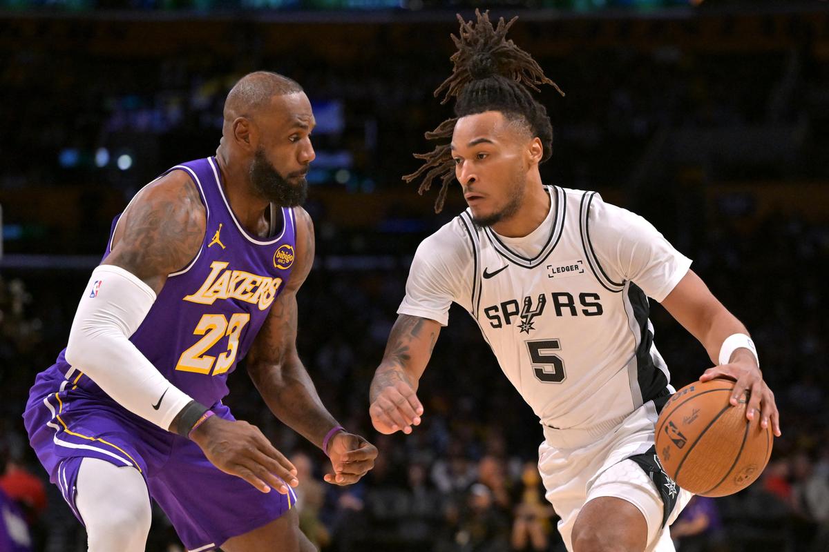 O atacante do Los Angeles Lakers, Lebron James (23), protege o guarda do San Antonio Spurs, Stephon Castle (5), durante a primeira metade das quartas de final da Copa da NBA entre Spurs e Lakers. 