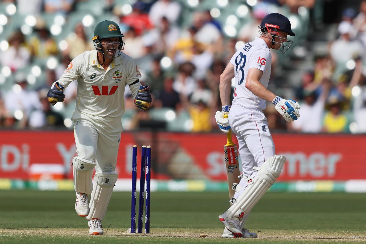 O australiano Alex Carey, à esquerda, reage depois que o inglês Harry Brook foi eliminado na entrega de Nathan Lyon no terceiro Ashes Test em Adelaide. O australiano Alex Carey, à esquerda, reage depois que o inglês Harry Brook foi eliminado na entrega de Nathan Lyon no terceiro Ashes Test em Adelaide.