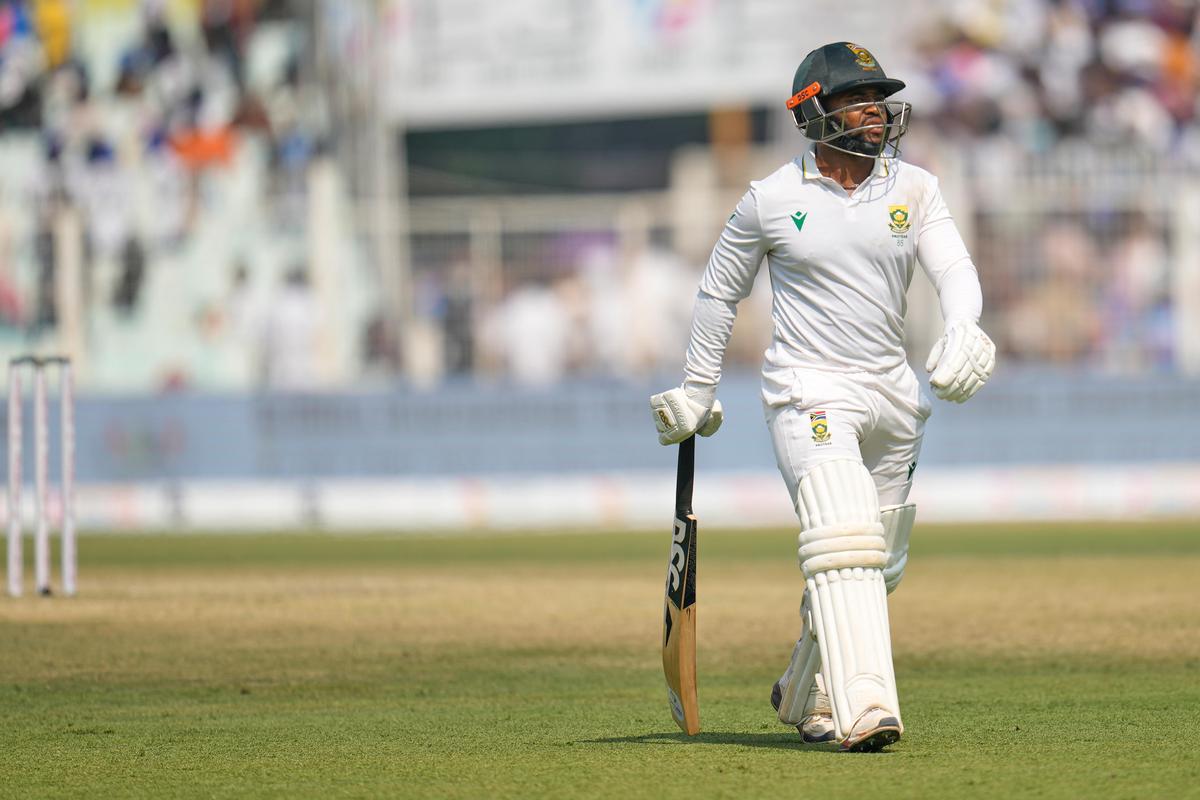 Cuando Bavuma finalmente cumplió 50 años, la multitud atlética de Eden aplaudió.