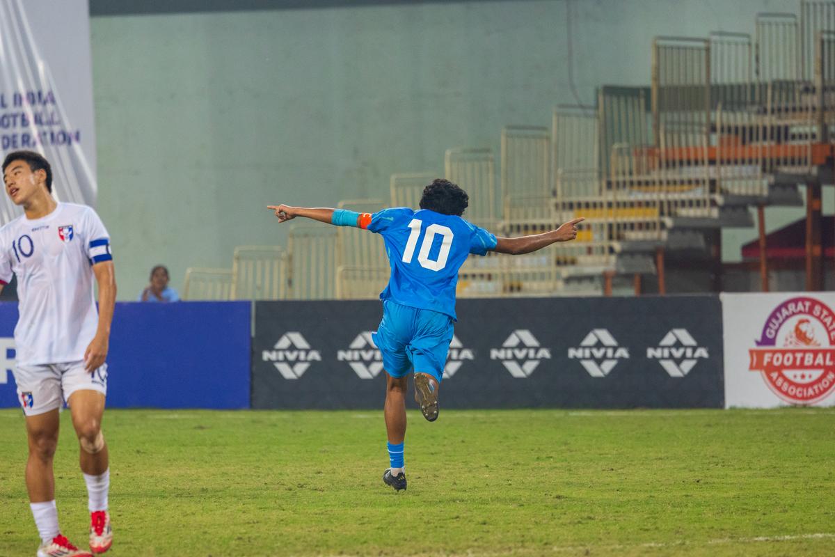 Kapitán Indie Dallalmuon Gangte (č. 10) strelil hetrik a doviedol svoj tím k výhre 3:1 nad čínskym Taipei. 