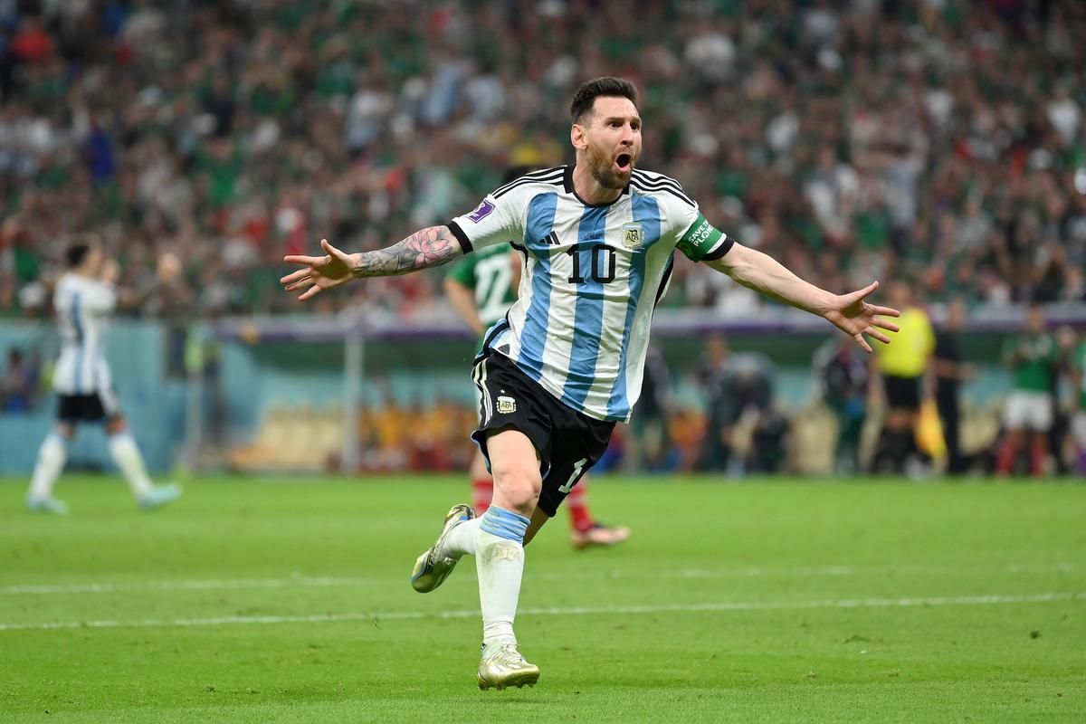 Argentina 2 0 Mexico In Pictures Fifa World Cup Messi Fernandez Goals Help Albiceleste Win 