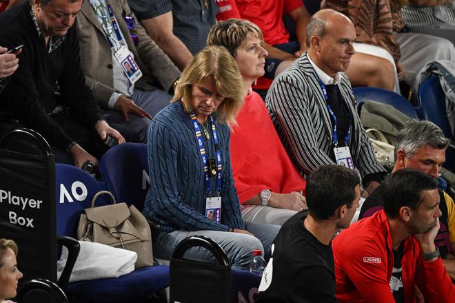 The empty seat of Novak Djokovic's father Srdjan is seen next to mother Dijana Djokovic (C) as she sits in the players box during the men's singles final between Serbia's Novak Djokovic and Greece's Stefanos Tsitsipas on day fourteen of the Australian Open tennis tournament in Melbourne on January 29, 2023. (Photo by ANTHONY WALLACE / AFP) / -- IMAGE RESTRICTED TO EDITORIAL USE - STRICTLY NO COMMERCIAL USE --