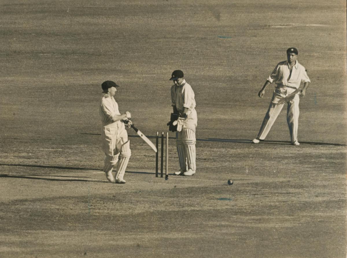 Don Bradman é lançado por Vijay Hazare (não na foto), sendo observado pelo goleiro PK Sen depois de marcar 201 corridas nas primeiras entradas durante o quarto teste entre Índia e Austrália em Adelaide Oval (23 a 28 de janeiro de 1948).