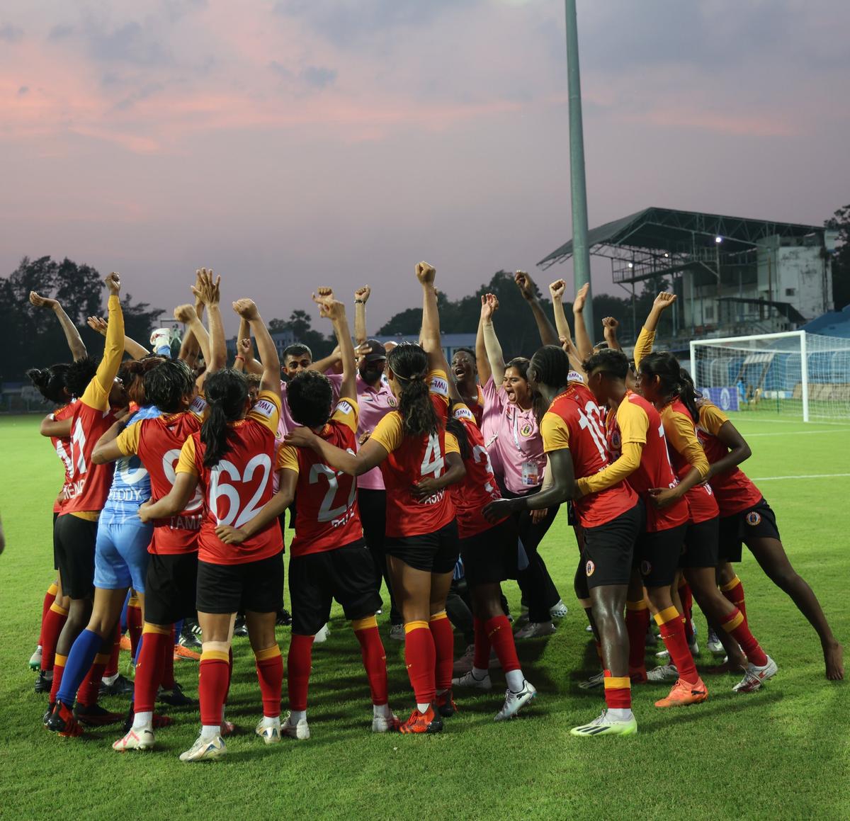 Ženský tím východného Bengálska oslavuje po víťazstve titulu IWL 2024-25. 