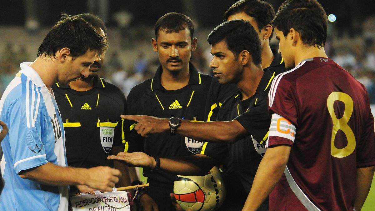 Encontro com o GOAT: Rowan Arumughan relembra a arbitragem de Lionel Messi em Calcutá Encontro com o GOAT: Rowan Arumughan relembra a arbitragem de Lionel Messi em Calcutá