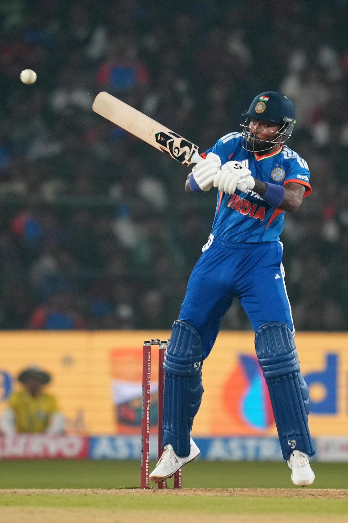 O saqueador Hardik Pandya mudou o curso da partida em Cuttack com seu brilho geral. O saqueador Hardik Pandya mudou o curso da partida em Cuttack com seu brilho geral.