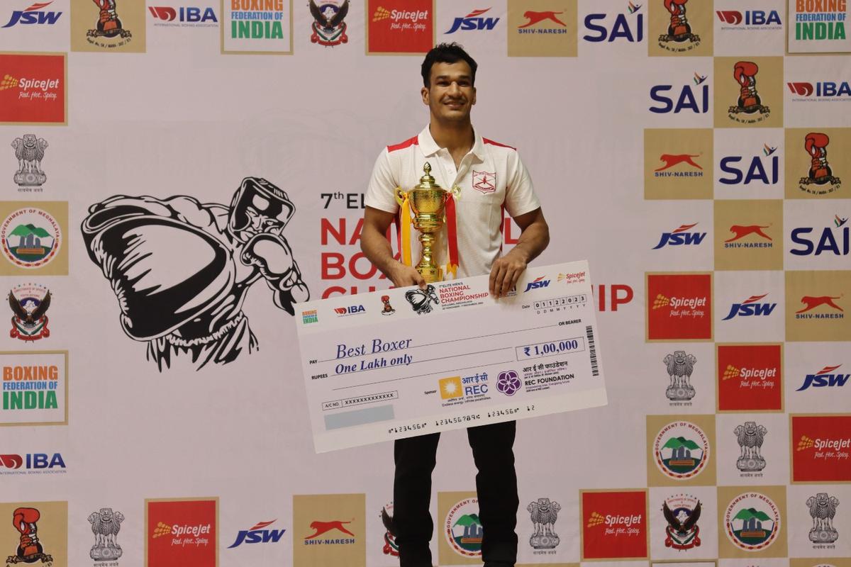 Akash Sangwan (71kg) of SSCB with the award for the best boxer of the tournament. 