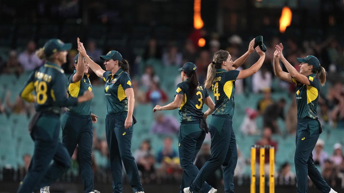 Australia retains Women’s Ashes after fourth straight win against England