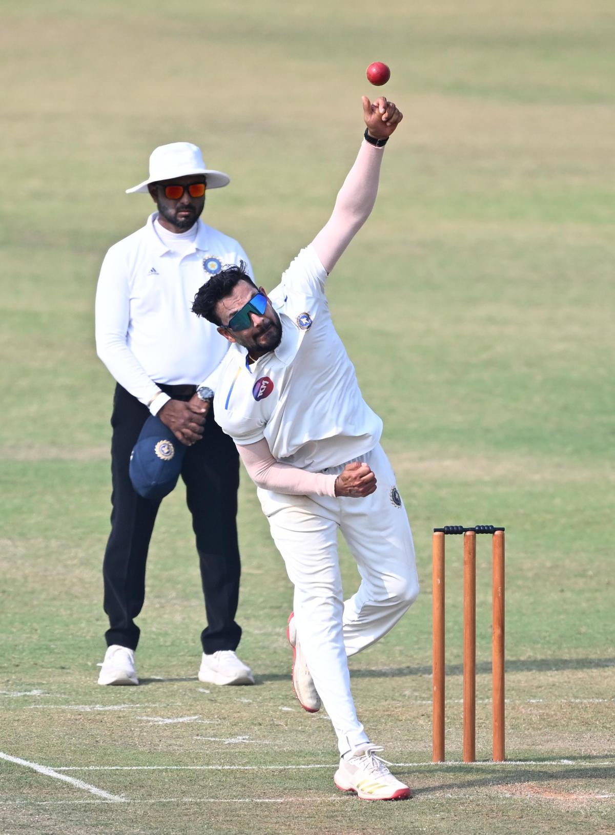 Ankit Sharma, de Kerala, registrou cinco postigos após uma maratona de 34 tentativas de boliche no dia de abertura. 