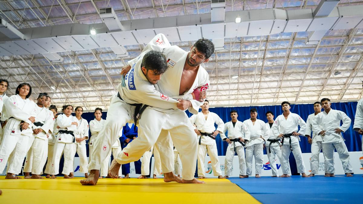 Olympic champion and judo legend Lasha Shavdatuashvili conducts master class in IIS