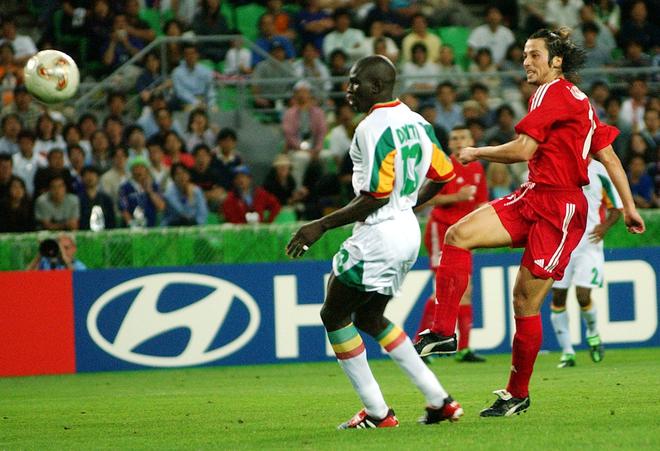 Gravat în aur: atacantul turc Ilhan Mansiz (dreapta) înscrie golul de aur în fața fundașului senegalez Lamine Diatta în timpul meciului din sferturile de finală de la Osaka.