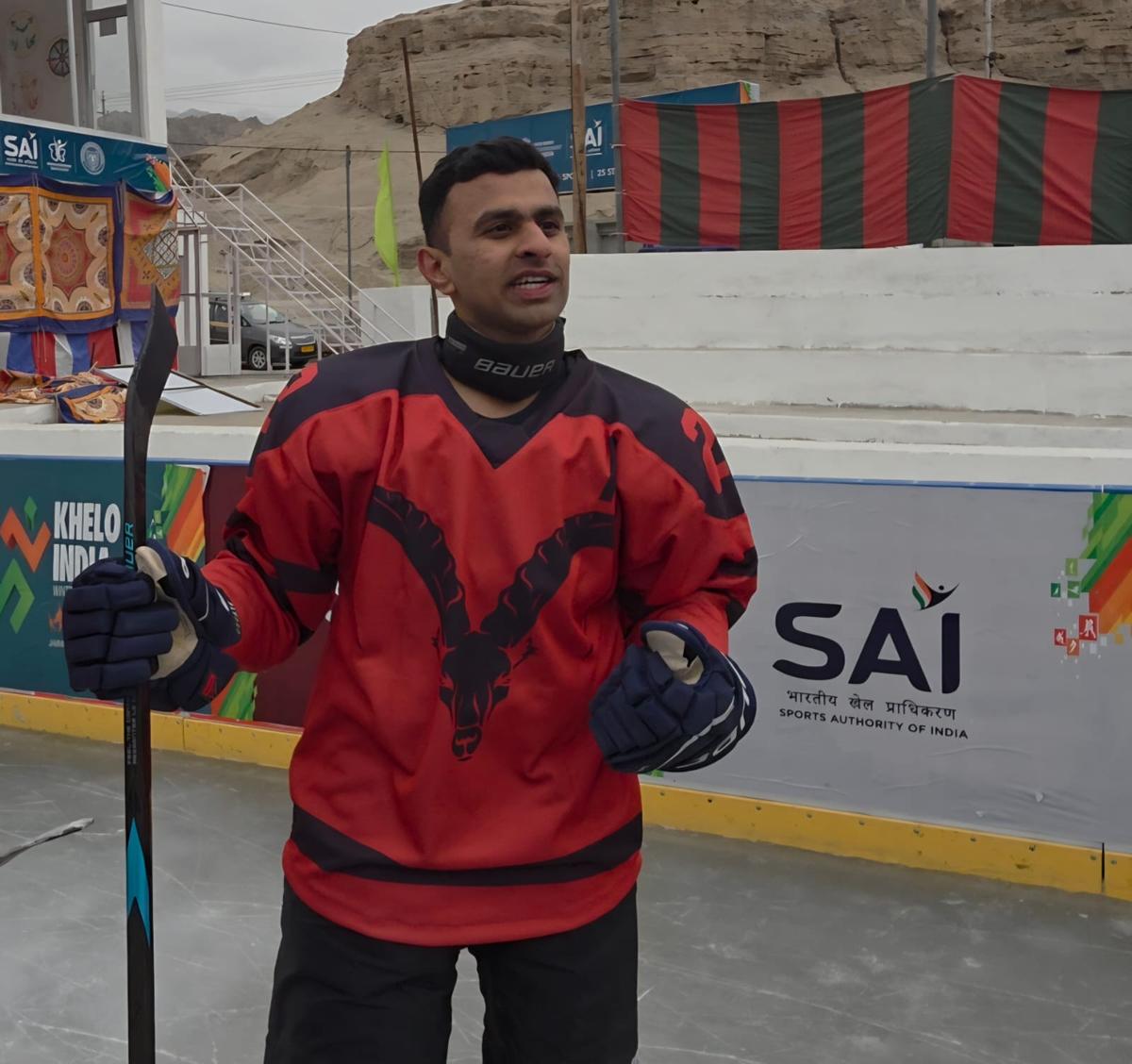 O capitão do time de hóquei no gelo do Exército, Parth Jagtap. O capitão do time de hóquei no gelo do Exército, Parth Jagtap.
