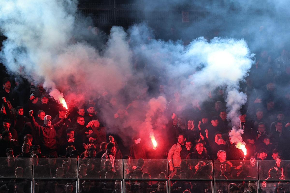 Os torcedores do Frankfurt acenderam sinalizadores depois que o Frankfurt marcou o primeiro gol durante a partida da UEFA Champions League contra o Barcelona. Os torcedores do Frankfurt acenderam sinalizadores depois que o Frankfurt marcou o primeiro gol durante a partida da UEFA Champions League contra o Barcelona.