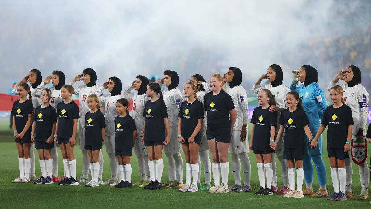 O Irã saúda e canta o hino nacional durante a Copa Asiática Feminina de 2026
