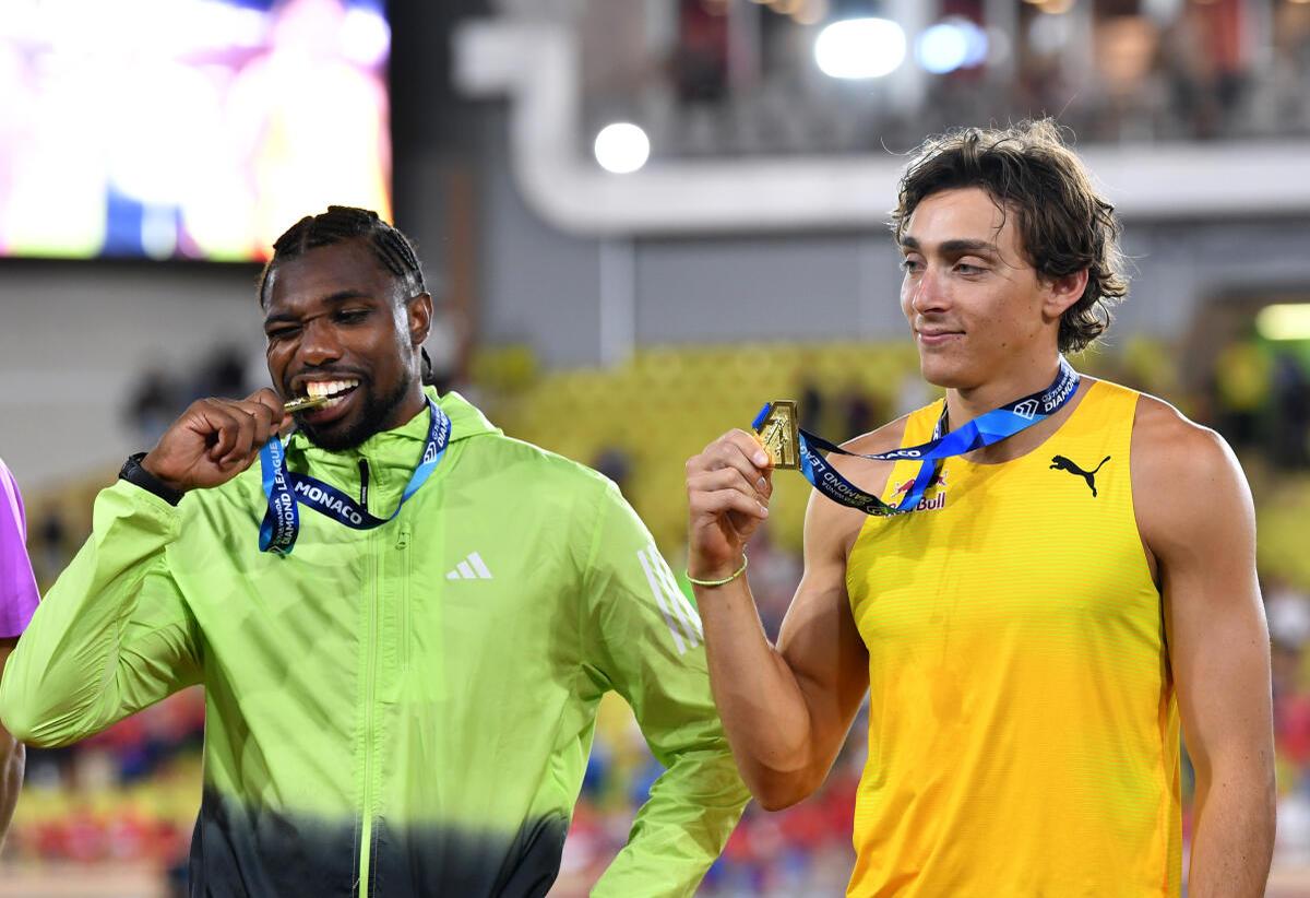 Os medalhistas de ouro Noah Lyles, dos Estados Unidos, e Armand Duplantis, da Suécia, posam para uma foto na Diamond League 2025, em Mônaco. Os medalhistas de ouro Noah Lyles, dos Estados Unidos, e Armand Duplantis, da Suécia, posam para uma foto na Diamond League 2025, em Mônaco.