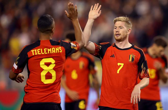 Kevin De Bruyne (R) and Youri Tielemans (L) will be the lynchpins in midfield for the Red Devils in Qatar 2022.