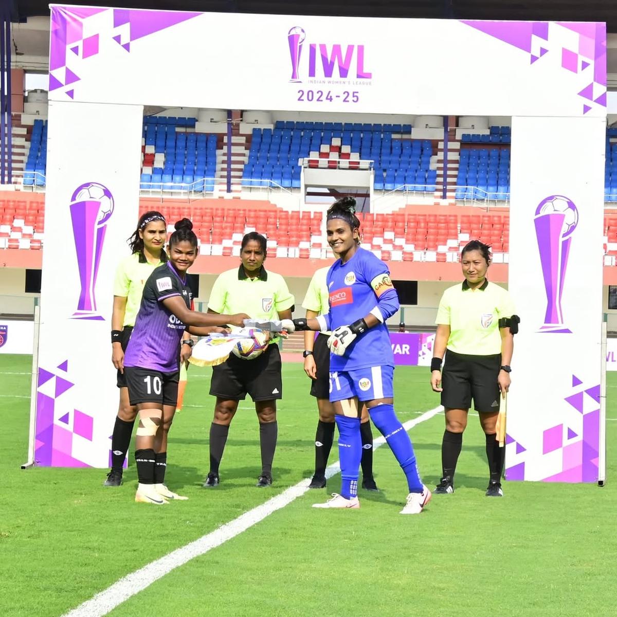 V sezóne Indickej ženskej ligy 2024-25-Her Last-Aditi (druhý sprava) pomohol novo propagovanej Sribhumi FC dokončiť kampaň spoľahlivým záverom tretej krajiny. 