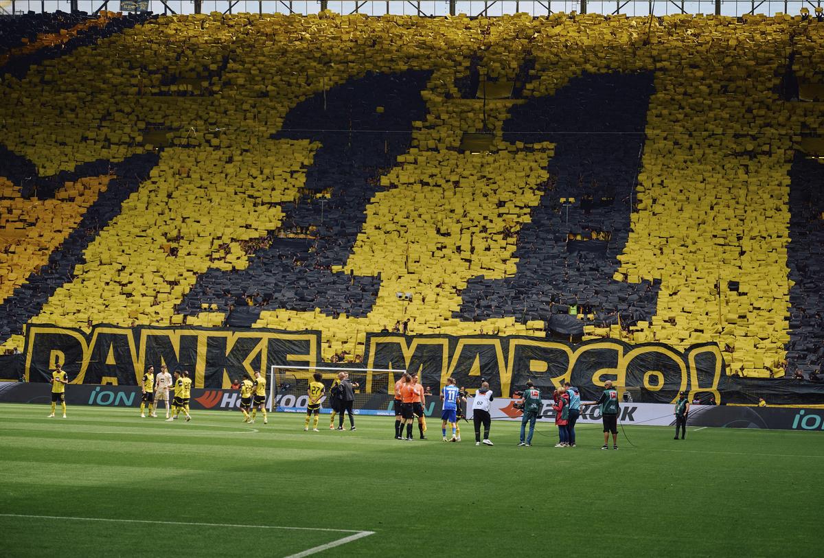 Dortmund fans thank Marco Reus before the Bundesliga match between Borussia Dortmund and SV Darmstadt 98 at the Signal Iduna Park.