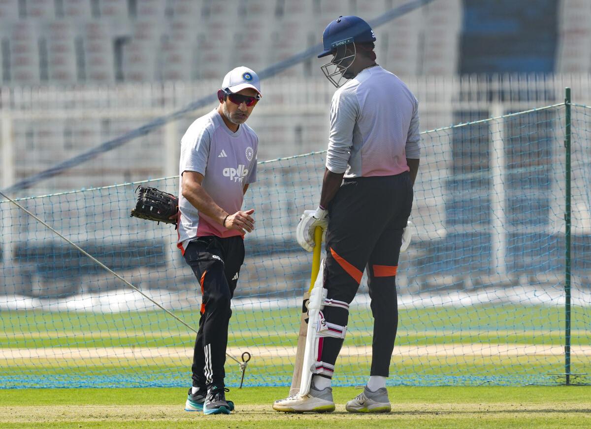 Sai Sudharsan da Índia com o técnico Gautam Gambhir durante uma sessão de treinamento.