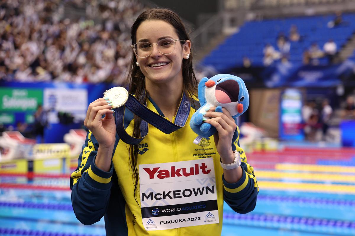 Kaylee McKeown poses during the medal ceremony for the Women’s 100m Backstroke Final.