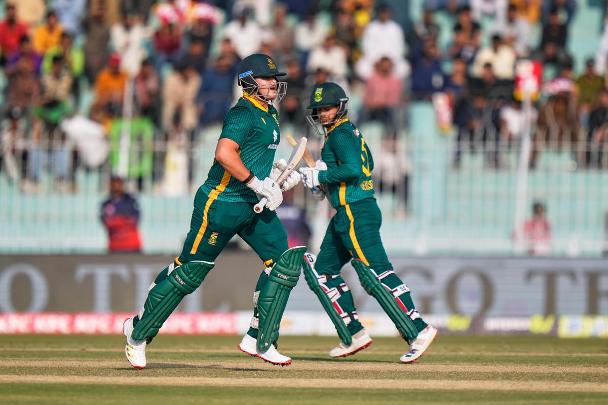 Lhuan-dre Pretorius da África do Sul, à esquerda, e Quinton de Kock correm entre os postigos durante seu terceiro ODI contra o Paquistão em Faisalabad, em 8 de novembro. Lhuan-dre Pretorius da África do Sul, à esquerda, e Quinton de Kock correm entre os postigos durante seu terceiro ODI contra o Paquistão em Faisalabad, em 8 de novembro.