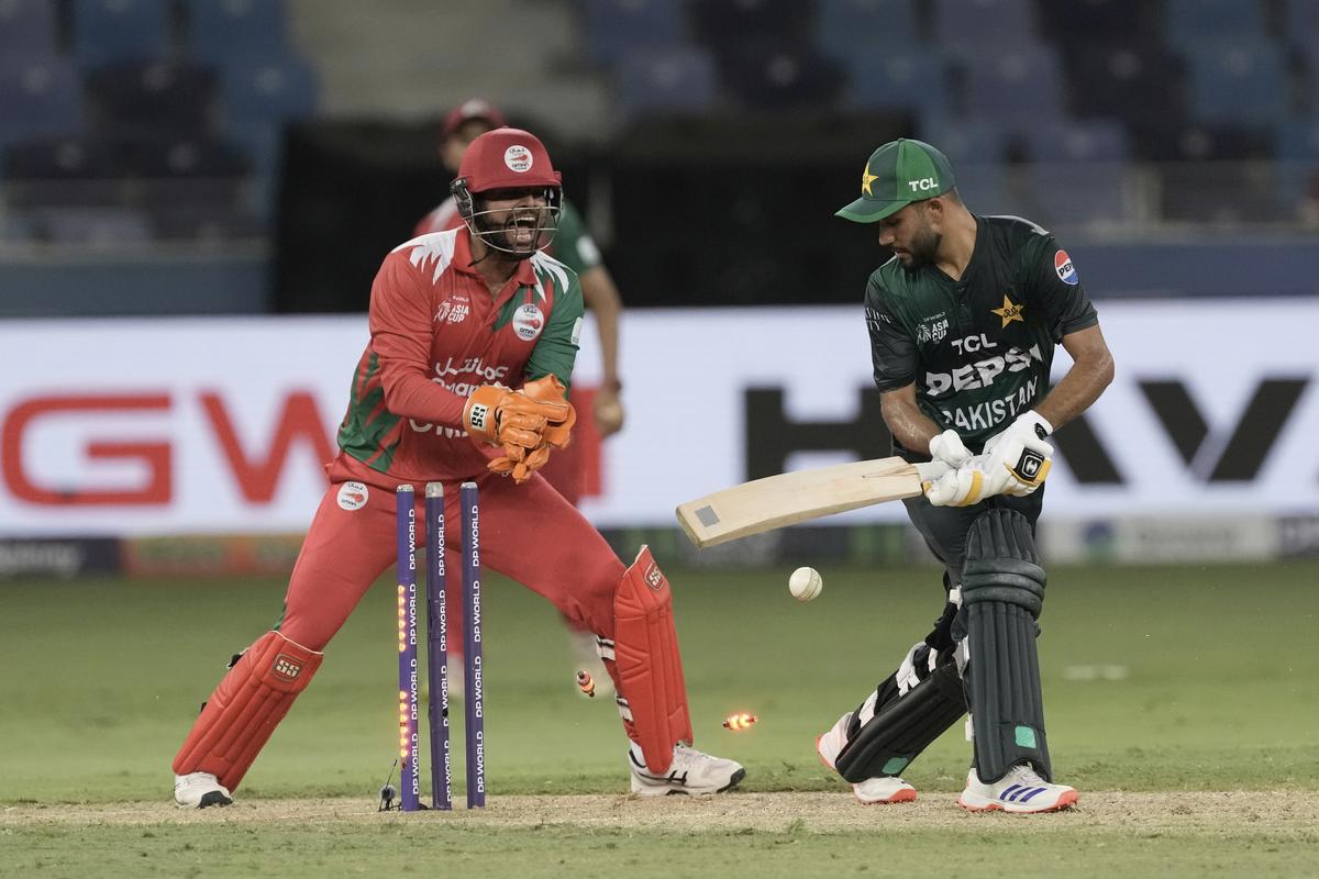 Mohammad Haris de Pakistán jugó a Aamir Kaleem de Omir durante el partido de cricket de la Asia Copa en el Dubai International Cricket Stadium en Dubai.