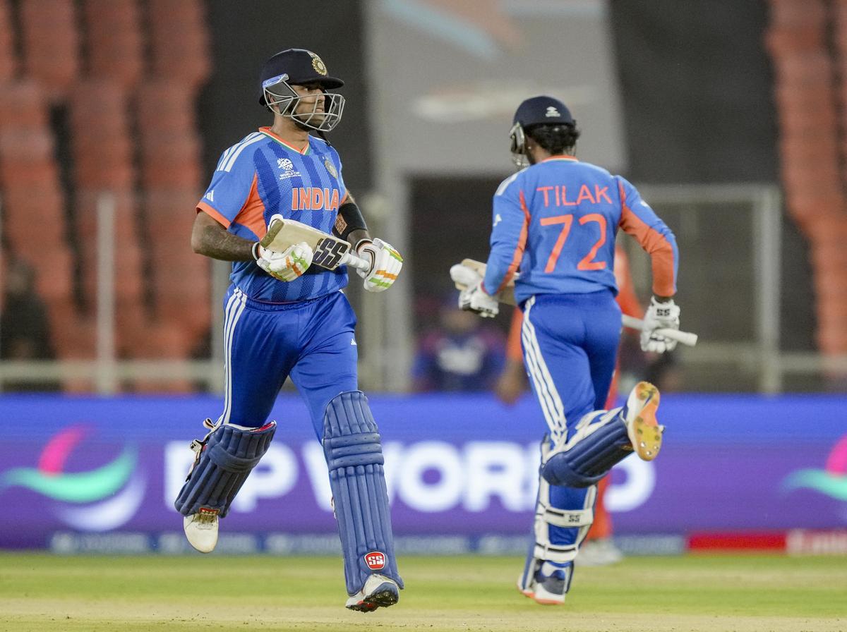 भारत आणि नेदरलँड्स यांच्यातील विश्वचषक क्रिकेट सामन्यादरम्यान सूर्यकुमार यादव, डावीकडे आणि तिलक वर्मा विकेट्समधून धावत आहेत. 