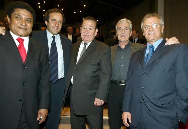 Former soccer legend French Just Fontaine (C) is flanked by other former soccer players, Portuguese Ferreira Eusebio (L), French Michel Platini (2D-L) and Roger Piantoni (2-R) and Yugoslav Josip Skoblar 17 March 2003, during the “Justo Table” dinner, to celebrate Just Fontaine‘s record at the World Cup 1958 where he scored 13 goals. 