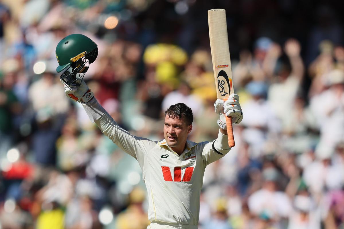 Alex Carey comemora seu século durante o primeiro dia do terceiro Ashes Test em Adelaide.