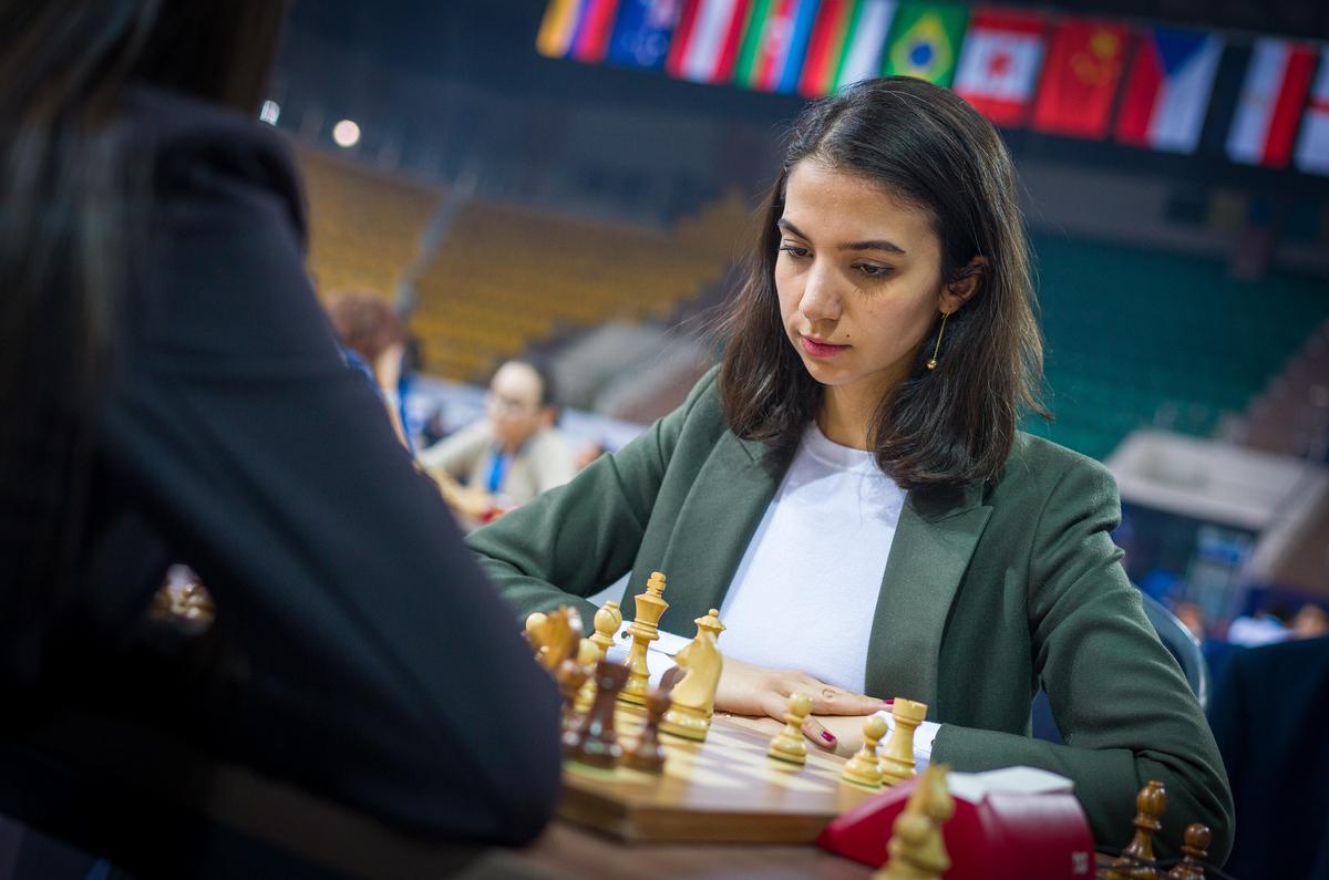 Iranian chess player who competed without hijab meets with Spanish