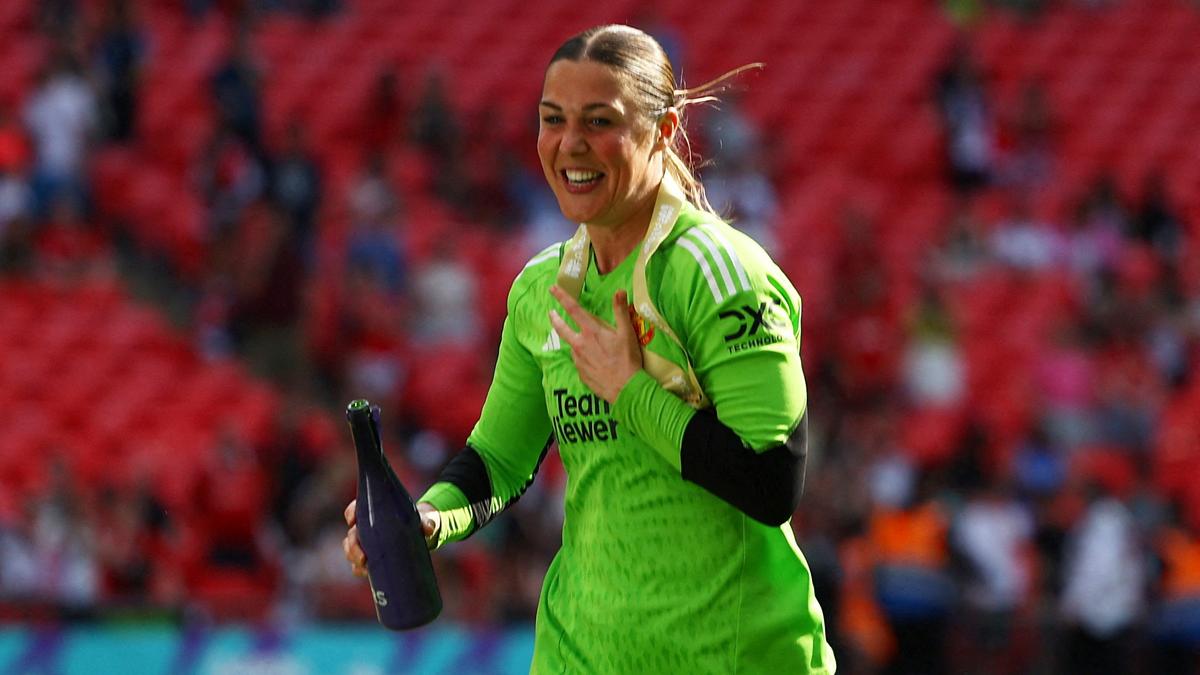 England keeper Mary Earps to leave Manchester United