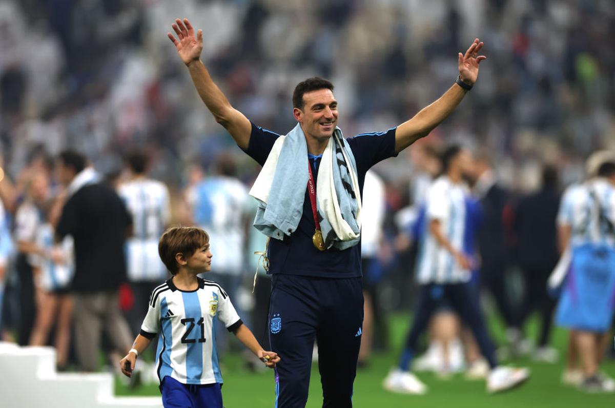 Lionel Scaloni oslavuje so svojimi deťmi po finále majstrovstiev sveta vo futbale 2022.