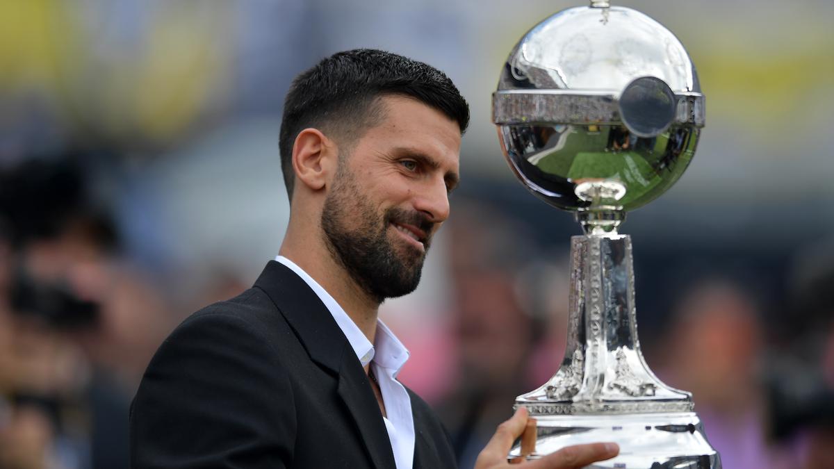 Novak Djokovic presents Copa Libertadores trophy before Botafogo vs Atletico Mineiro final