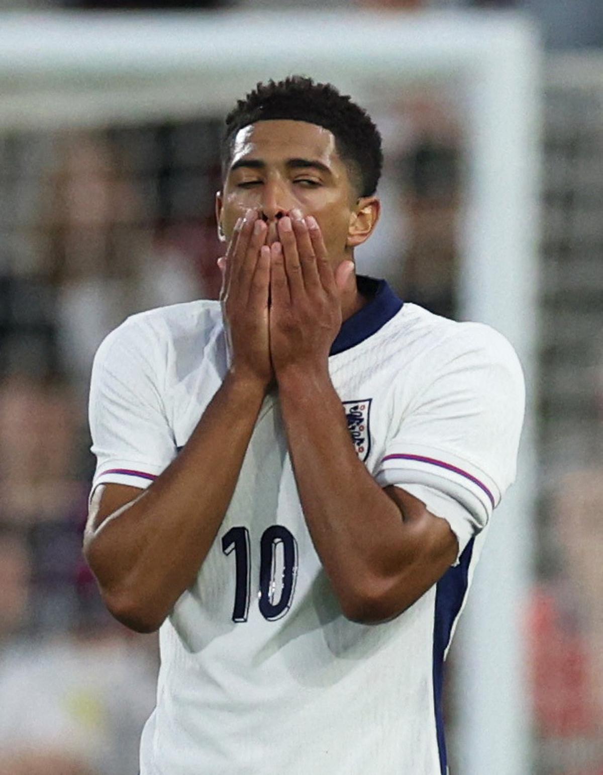 Senegal rozšíril svoju neporazenú stuhu na 24 hier, zatiaľ čo strata Anglicka, ktorá zahŕňala neskorý oneskorený gól od Jude Beeinghamovej na hádzanú v stavebníctve, bola jeho prvou stratou v štyroch zápasoch pod novým manažérom Thomasom Tuchelom.