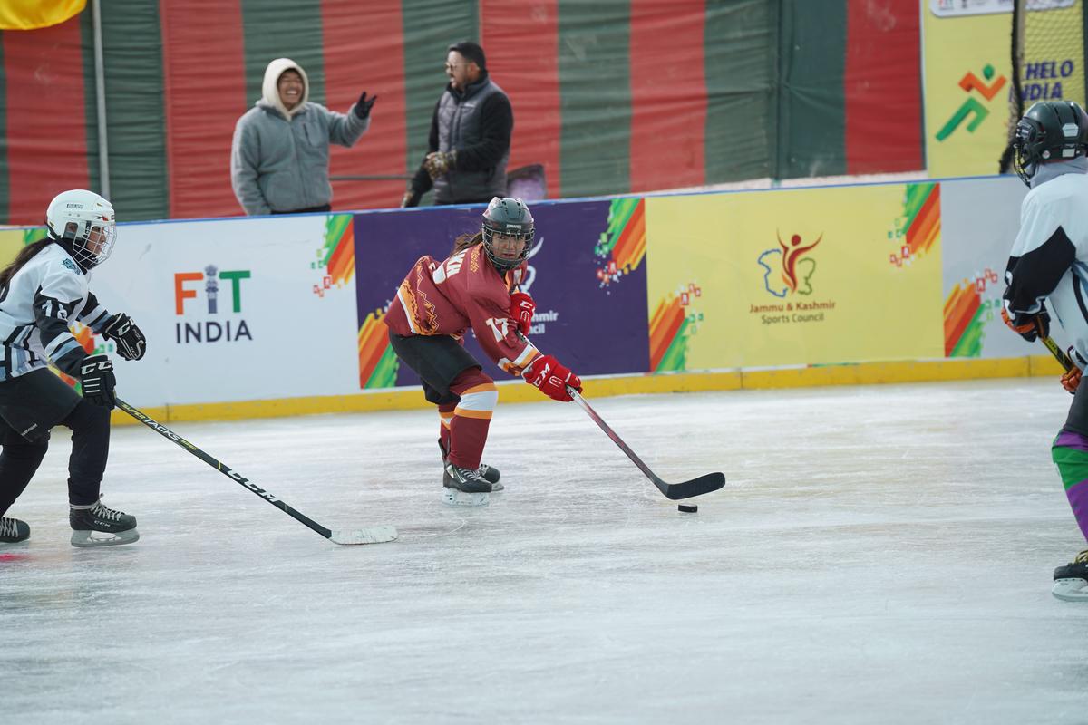 Além dos desafios do jogo, Padma enfrentou vários desafios fora de campo, sendo o maior deles a falta de equipamentos. 