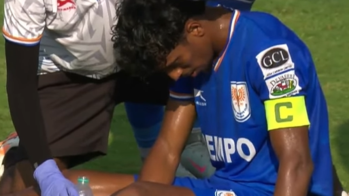 O capitão do Dempsey, Aristo Costa, saiu da maca e foi levado ao hospital após confronto com o jogador do Real Madrid Kashmir