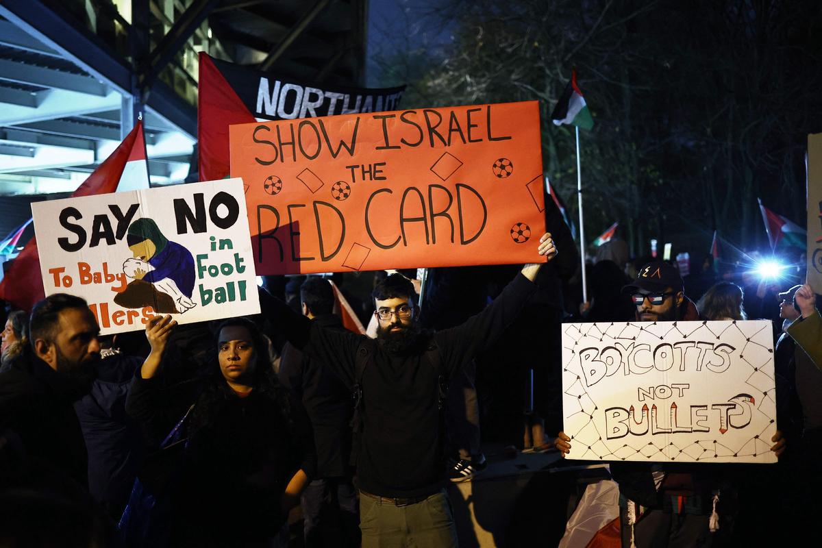 Manifestantes pró-palestinos manifestam-se fora do Villa Park, em Birmingham, em 6 de novembro de 2025, antes do jogo da UEFA Europa League entre Aston Villa e Maccabi Tel Aviv. Manifestantes pró-palestinos manifestam-se fora do Villa Park, em Birmingham, em 6 de novembro de 2025, antes do jogo da UEFA Europa League entre Aston Villa e Maccabi Tel Aviv.
