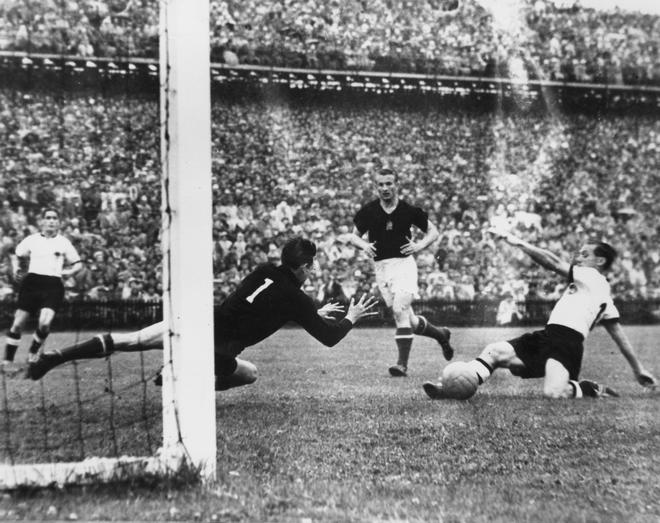 Maximilian Morlock, l'intérieur droit de l'Allemagne de l'Ouest, a entamé son retour contre la Hongrie avec un but à la 10e minute.  L'Allemagne est devenue championne du monde avec une victoire 3-2.