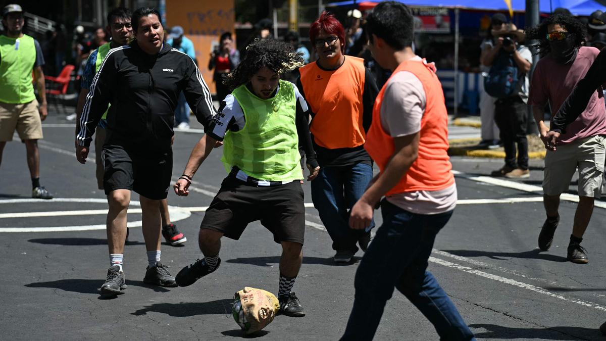 Les Mexicains frappent au football avec le visage de Donald Trump et protestent contre la « dépossession » de la Coupe du monde