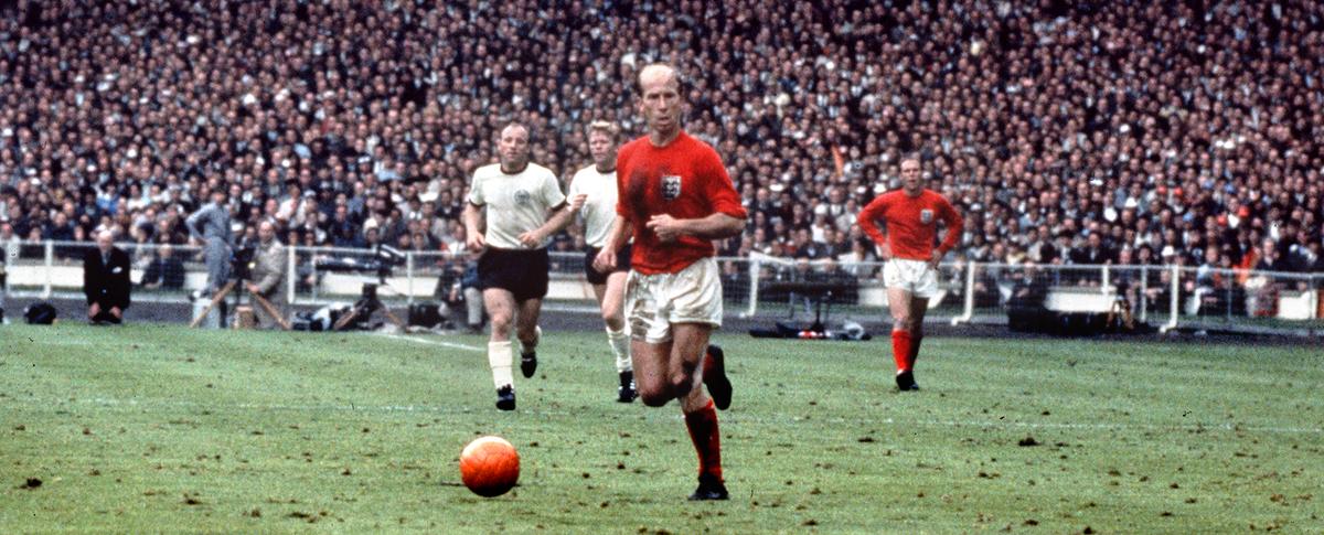 Fotografie: Veľký Anglicko a víťaz svetového pohára Bobby Charlton v roku 1966 viedli populárne školy po celé desaťročia 