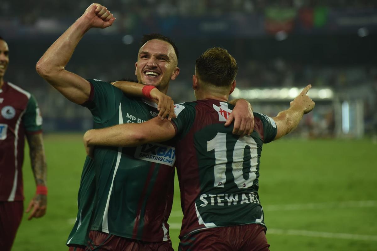 Tom Oldred (izquierda) y Greg Stewart (derecha) celebran el juego contra el FC Goa a Forgett of Salt Lake.